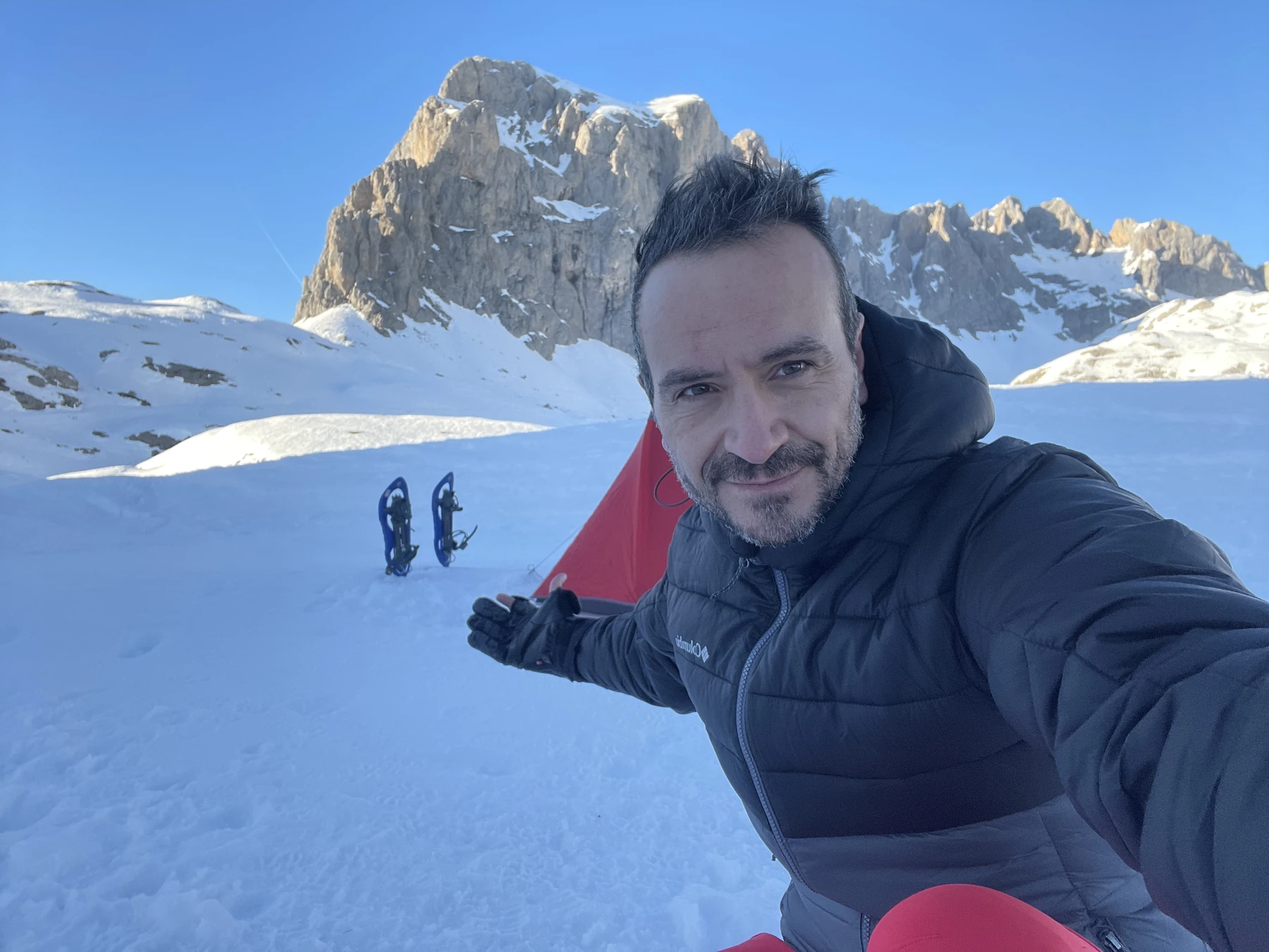 Daniel Viñé junto a una tienda de campaña en la nieve