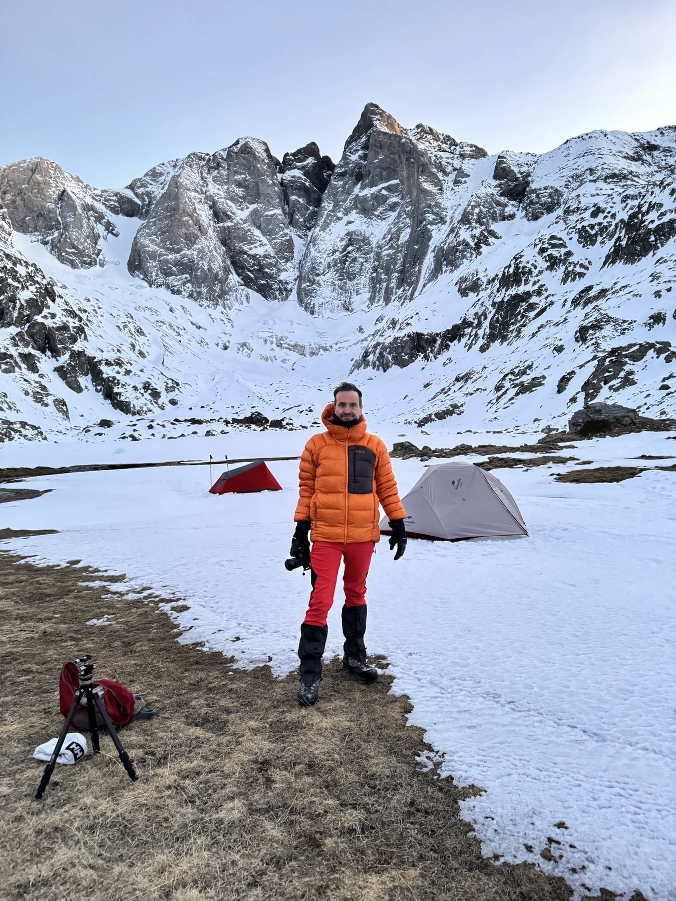 Daniel Viñé con su cámara en un campamento de montaña