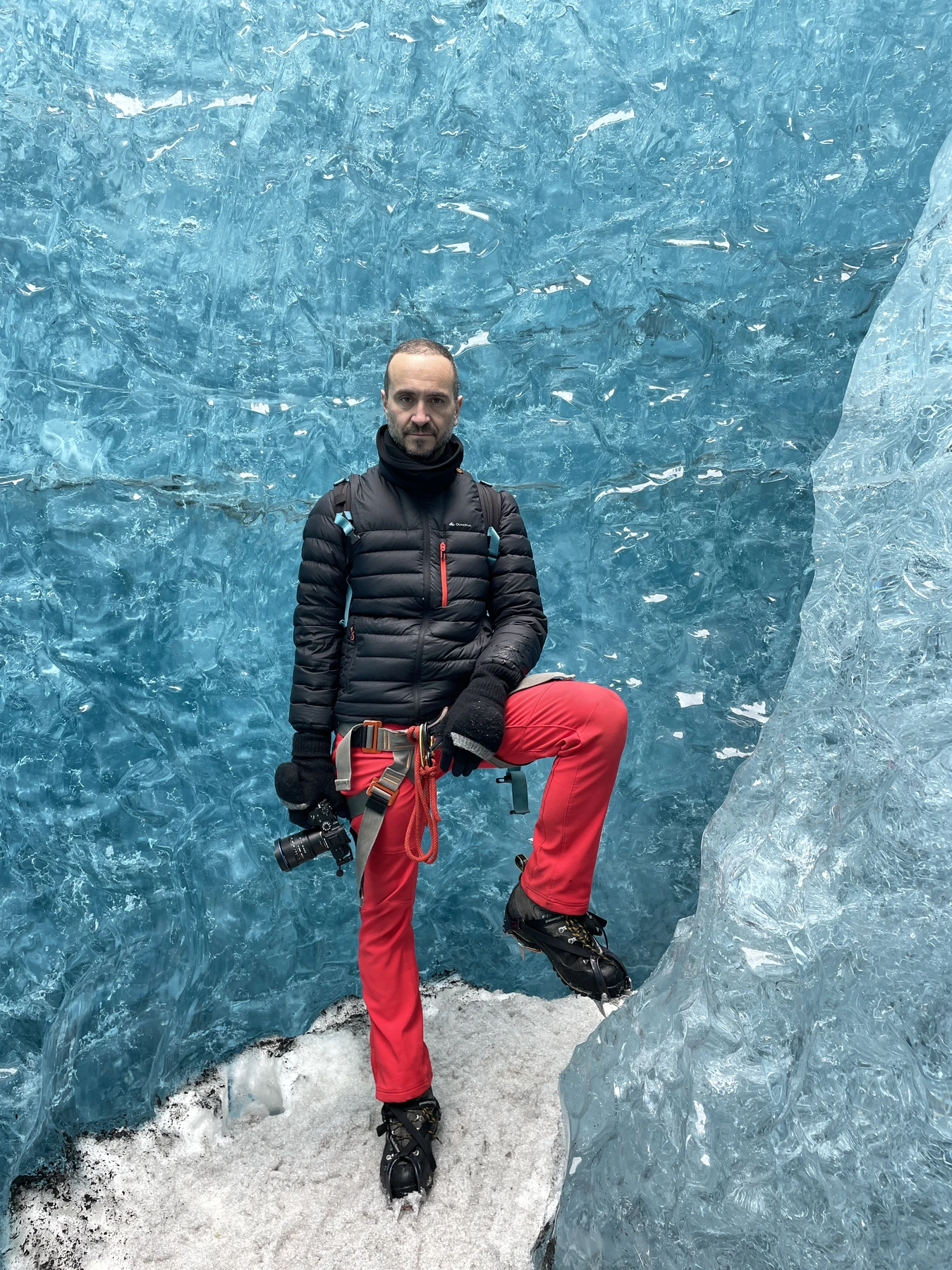 Daniel Viñé con su cámara en una cueva de hielo