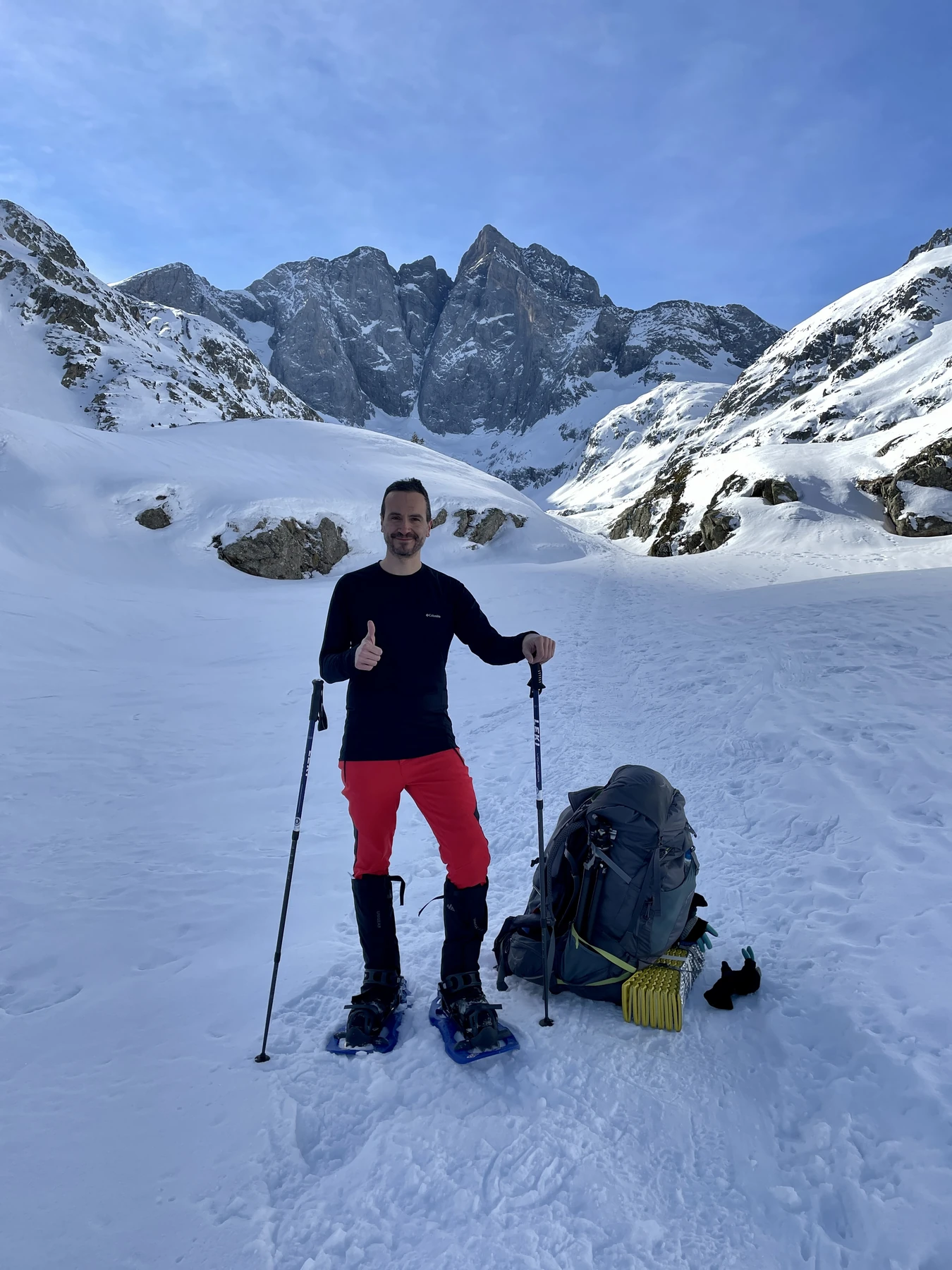 Daniel Viñé con raquetas y mochila en la montaña nevada