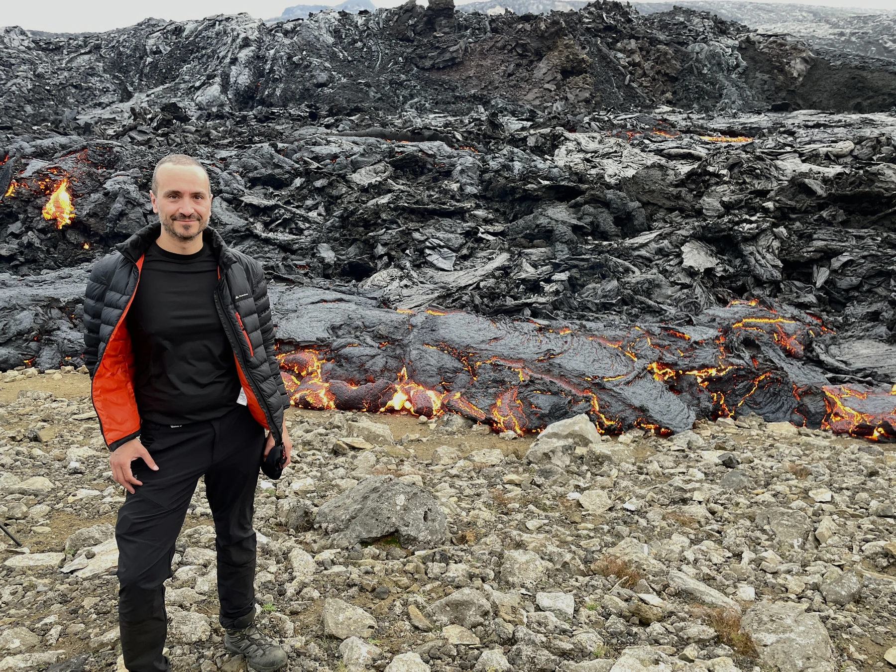 Daniel Viñé ante una colada de lava en Islandia